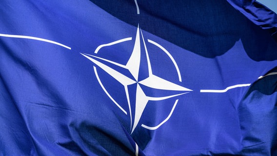Die Flagge der NATO weht im Wind. © dpa Foto: Robert Michael