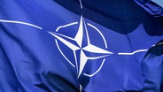 Die Flagge der NATO weht im Wind. © dpa Foto: Robert Michael