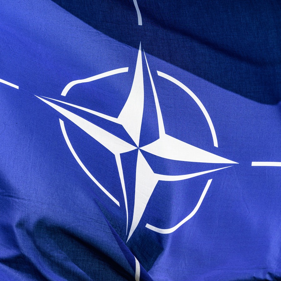 Die Flagge der NATO weht im Wind. © dpa Foto: Robert Michael