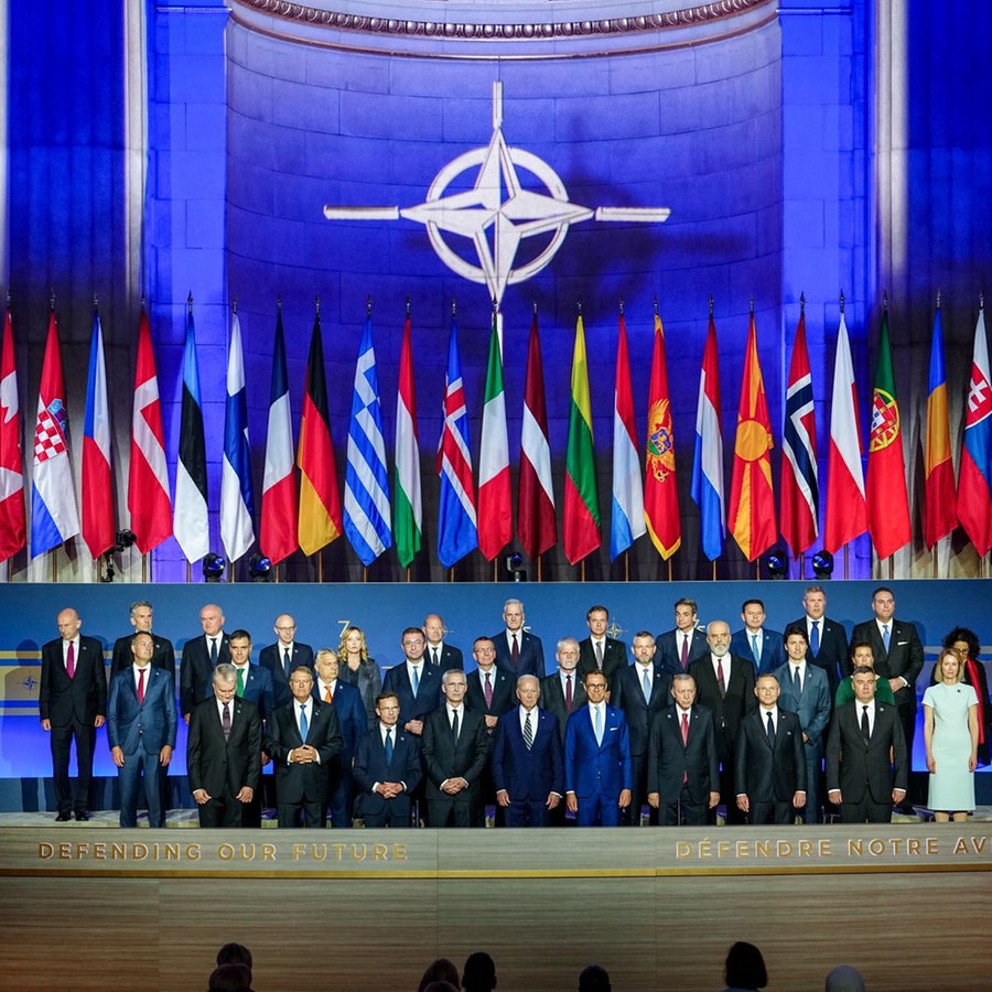 Die Staats- und Regierungschefs stehen bei den Feierlichkeiten zum 75. Jubiläum der Nato zusammen. © picture alliance/dpa | Kay Nietfeld Foto: Kay Nietfeld