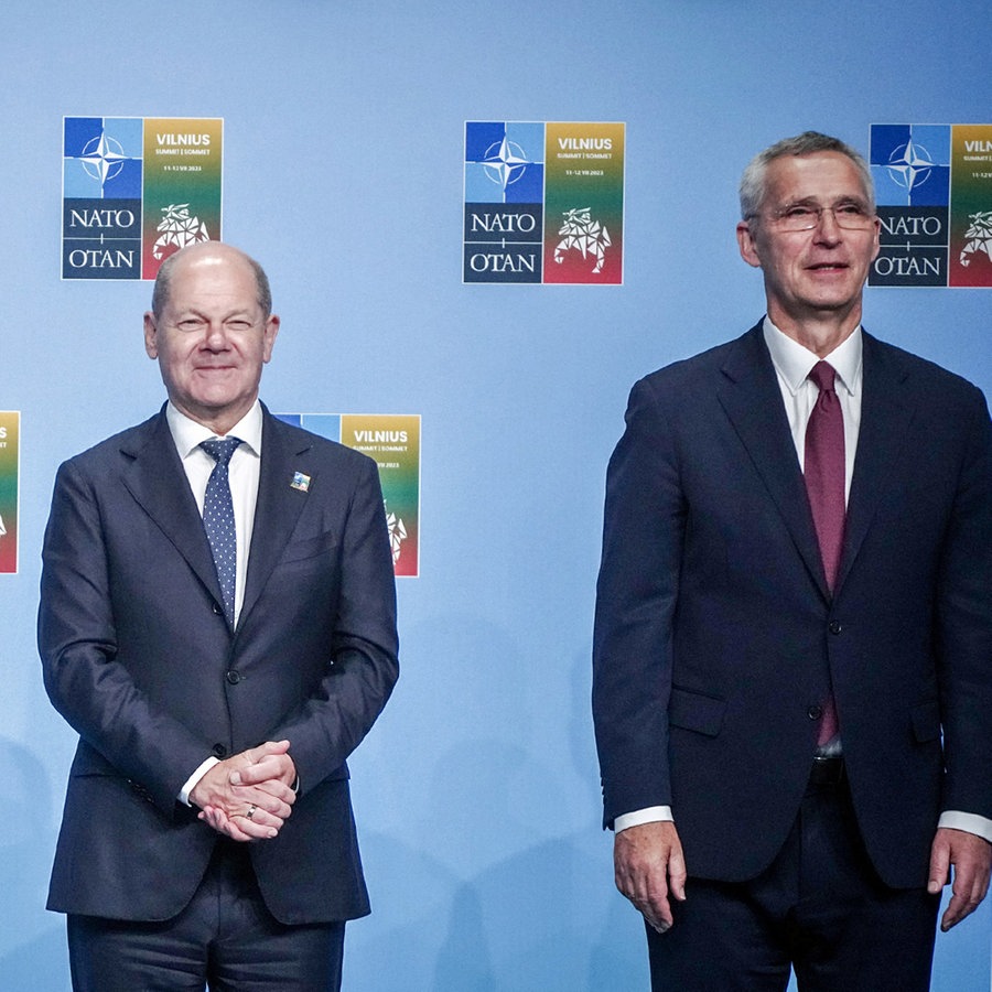 Der  Präsident von Litauen, Gitanas Naus·da (links), Bundeskanzler Olaf Scholz (Mitte) und Nato-Generalsekretär Jens Stoltenberg (rechts), stehen auf dem Nato-Gipfel in Vilnius (Litauen) nebeneinander. © dpa Foto: Kay Nietfeld