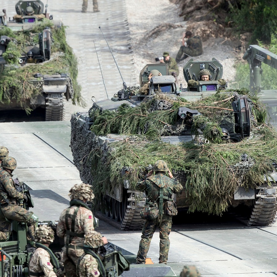 Bundeswehrsoldaten überqueren während des Nato-Manövers "Iron Wolf 2017" über eine Pontonbrücke den Fluß Neris mit ihren Panzern. © dpa/AP Foto: Mindaugas Kulbis