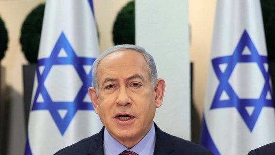 Benjamin Netanjahu, Premierminister von Israel, nimmt an der wöchentlichen Kabinettssitzung auf dem Militärstützpunkt Kirya teil. © dpa-Bildfunk Foto:  Abir Sultan