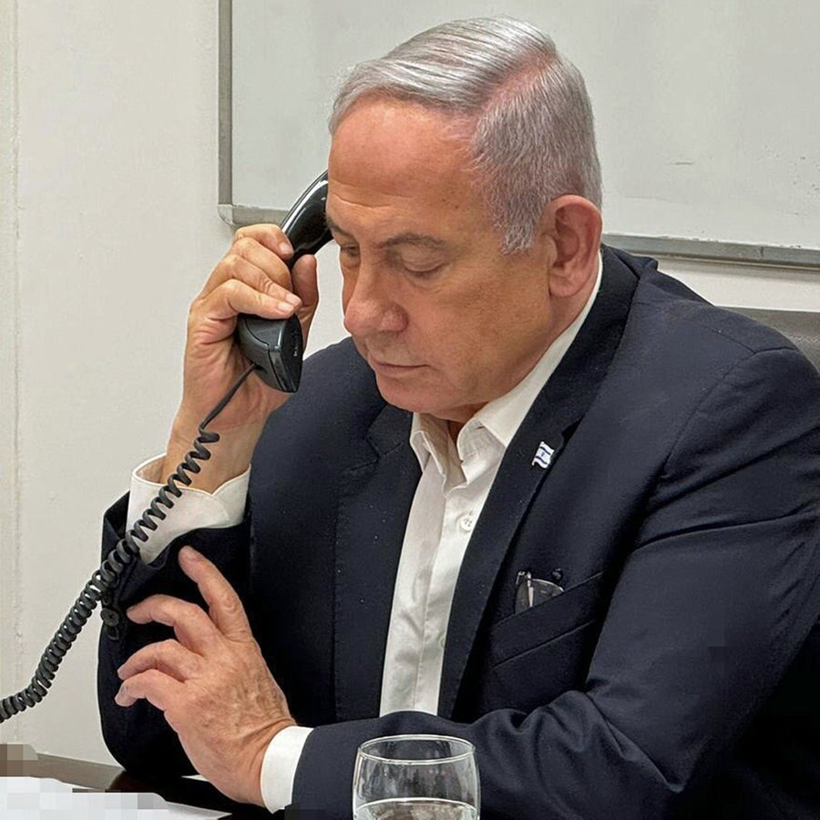 Der Ministerpräsident von Israel, Benjamin Netanjahu, telefoniert nach einer Kriegskabinettssitzung mit dem amerikanischen Präsidenten. © Government Press Office/XinHua/dpa 