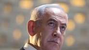 Der israelische Ministerpräsident Benjamin Netanjahu nimmt an einer Gedenkfeier für die im Gaza-Krieg 2014 gefallenen israelischen Soldaten in der Gedenkhalle des Militärfriedhofs Herzlberg teil. © picture alliance/dpa/POOL EPA/AP | Abir Sultan Foto: Abir Sultan