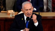 Der israelische Premierminister Benjamin Netanjahu steht während einer Sitzung des Kongresses im Kapitol in Washington am Rednerpult. © AP Foto: Julia Nikhinson