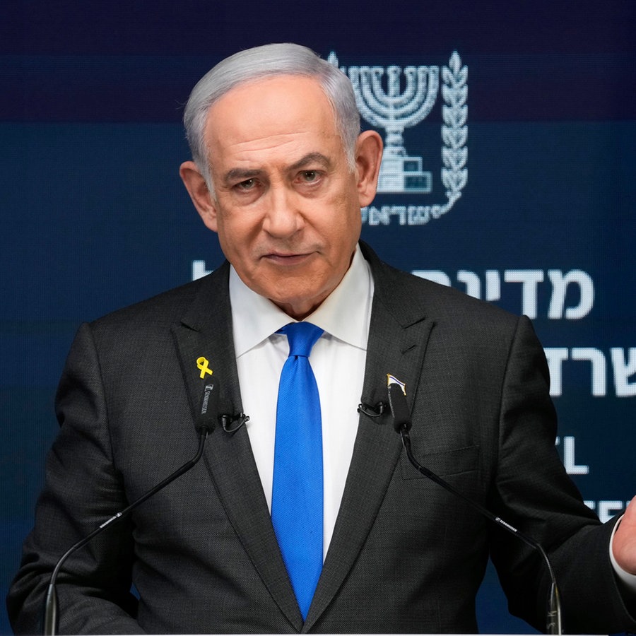 Der israelische Premierminister Benjamin Netanjah spricht während einer Pressekonferenz. © Pool AP/dpa Foto: Ohad Zwigenberg