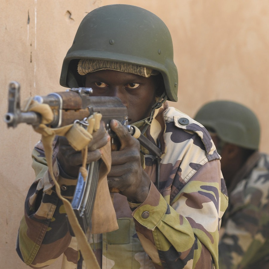 Soldaten der nigrischen Streitkräfte während eines Taktik- und Operationstrainings für kleine Einheiten, das von den 409th Expeditionary Security Forces Squadron Forces der US-Luftwaffe auf dem nigerianischen Luftwaffenstützpunkt 201 in Agadez (Niger) durchgeführt wird. © ZUMAPRESS.com Foto: Alex Fox Echols Iii/Planetpix