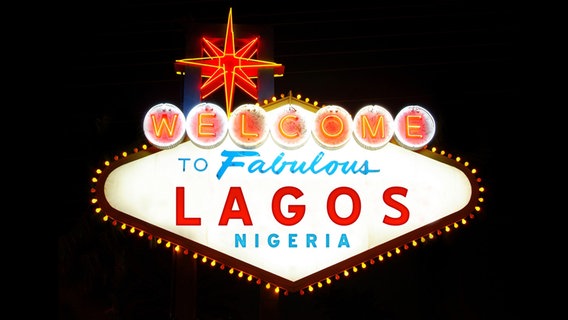 Eine beleuchtete Werbereklame für die nigerianische Stadt Lagos © Panthermedcia -  ocphoto Foto:  ocphoto