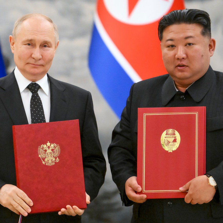 Putin und Kim Jong Un zeigen Vertragsurkunden. © dpa Foto: Kristina Kormilitsyna