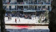 Blut ist nach einem israelischen Angriff auf eine vom UN-Palästinenserhilfswerk UNRWA betriebenen Schule, bei dem Dutzende von Menschen im Flüchtlingslager Nuseirat (Gaza) getötet wurden, zu sehen. © AP/dpa Foto: Jehad Alshrafi