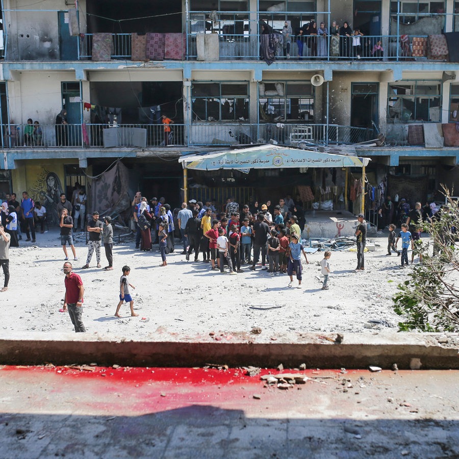 Blut ist nach einem israelischen Angriff auf eine vom UN-Palästinenserhilfswerk UNRWA betriebenen Schule, bei dem Dutzende von Menschen im Flüchtlingslager Nuseirat (Gaza) getötet wurden, zu sehen. © AP/dpa Foto: Jehad Alshrafi