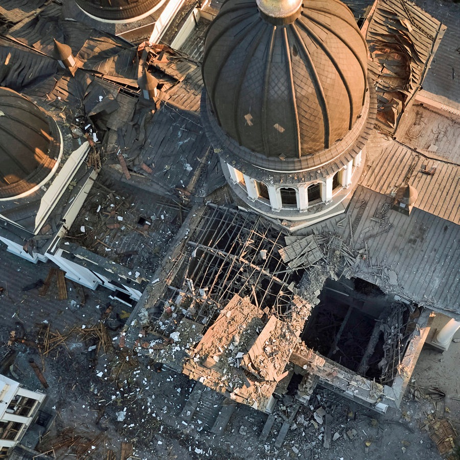 Die Verklärungskathedrale von Odessa ist nach Raketenangriffen stark beschädigt. © AP/dpa Foto: Libkos