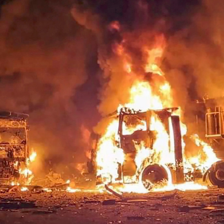 Brennende Gleise und LKW nach russischen Drohnenangriffen auf den Hafen von Odessa (Ukraine). © Uncredited/Odesa Regional Prosecutor's Office/AP/dpa 