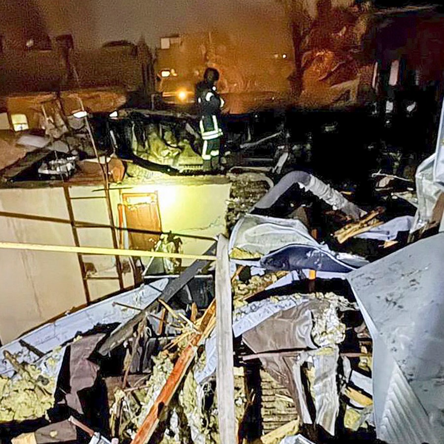 Auf diesem vom ukrainischen Katastrophenschutz zur Verfügung gestellten Foto arbeiten Rettungskräfte daran, ein Feuer nach einem russischen Angriff zu löschen. © Uncredited/Ukrainian Emergency Service via AP/dpa 