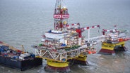 Ein Blick auf die Lukoil-Öl-Plattform im kaspischen Meer. © picture alliance/dpa/TASS | Dmitry Dadonkin Foto: Dmitry Dadonkin