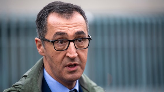 Der Bundesminister für Ernährung und Landwirtschaft, Cem Özdemir (Bündnis'90/Die Grünen), spricht bei einem Pressestatement nach einer Sitzung vom Bundeskabinett über das Eckpunktepapier einer neuen Ernährungsstrategie. © dpa Foto: Christophe Gateau