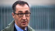 Der Bundesminister für Ernährung und Landwirtschaft, Cem Özdemir (Bündnis'90/Die Grünen), spricht bei einem Pressestatement nach einer Sitzung vom Bundeskabinett über das Eckpunktepapier einer neuen Ernährungsstrategie. © dpa Foto: Christophe Gateau