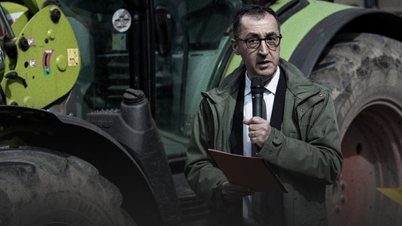 Cem Özdemir (Bündnis 90/Die Grünen), Bundesminister für Ernährung und Landwirtschaft, steht auf einer Kundgebung. © picture alliance Foto: Fabian Sommer