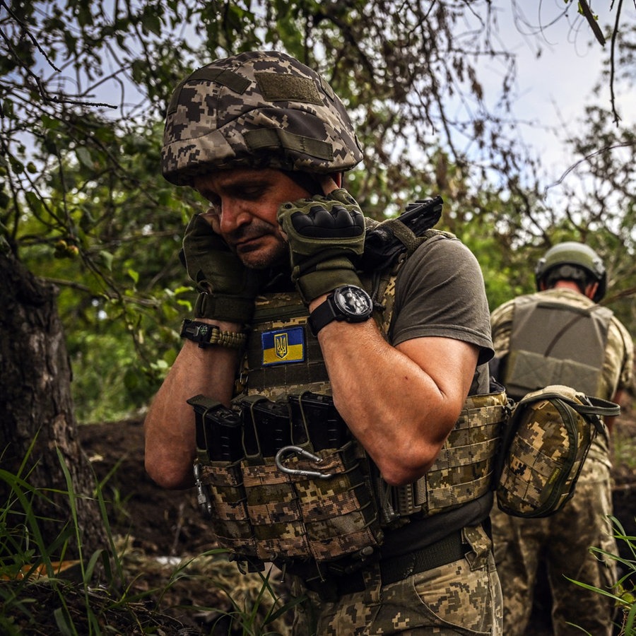Ukrainischer Soldat hält sich bei Angriffe in der Region Donezk die Ohren zu, um sich vor dem Lärm der Artillerie zu schützen. © picture alliance Foto: Ercin Erturk