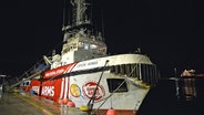 Das Schiff der Hilfsorganisation Open Arms liegt im Hafen von Larnaca (Zypern). © AP/dpa Foto: Marcos Andronicou