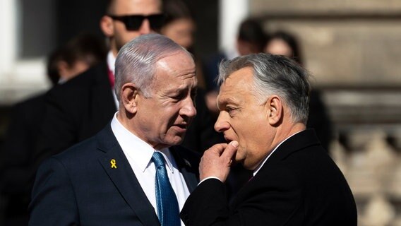 Der israelische Ministerpräsident Benjamin Netanjahu und der ungarische Ministerpräsident Viktor Orban unterhalten sich nach einer Begrüßungszeremonie im Budaer Schloss. © AP/dpa Foto: Denes Erdos