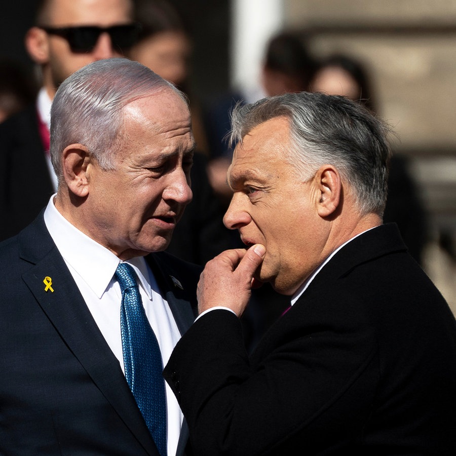 Der israelische Ministerpräsident Benjamin Netanjahu und der ungarische Ministerpräsident Viktor Orban unterhalten sich nach einer Begrüßungszeremonie im Budaer Schloss. © AP/dpa Foto: Denes Erdos