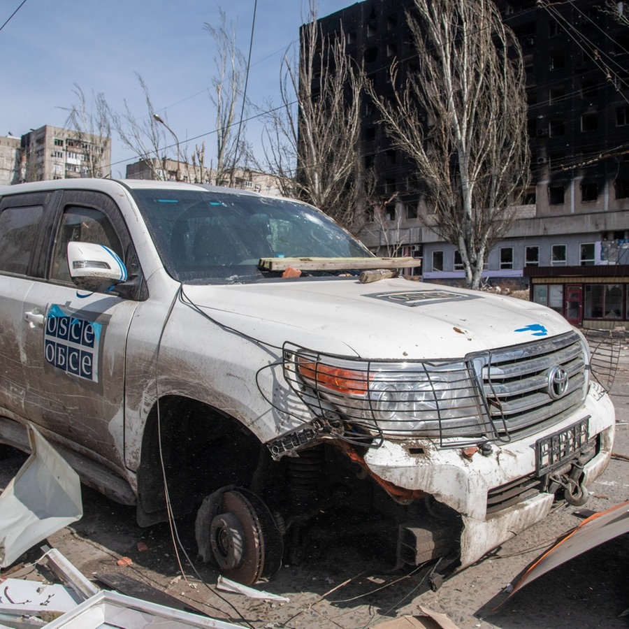 Ein zerstörtes Fahrzeug der OSZE steht in Mariuopol. © picture alliance Foto: Maximilian Clarke