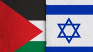 Die Nationalflaggen der Palaestinas und Israels auf einer Wand mit einem vertikalen Absatz bzw. Riss in der Mitte und zwei unterschiedlichen Putzarten. © picture alliance / SULUPRESS.DE Foto: Torsten Sukrow