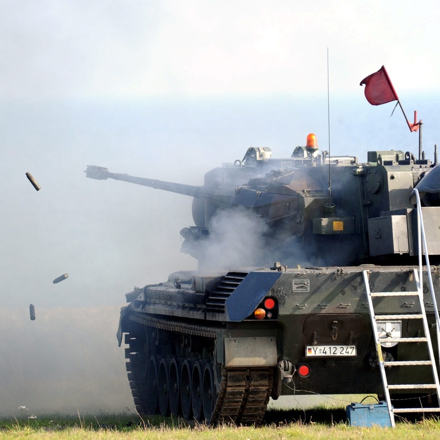 Ein Gepard Panzer der Bundeswehr schießt eine Drohne ab. © picture alliance Foto: Carsten Rehder