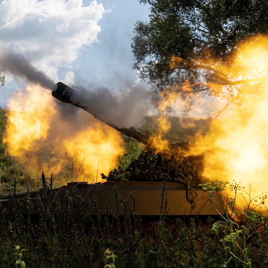 Eine ukrainische Panzerartillerie schießt an einer Frontlinie in der Region Charkiw auf russische Truppen. © picture alliance/dpa/AP | Evgeniy Maloletka Foto:  Evgeniy Maloletka