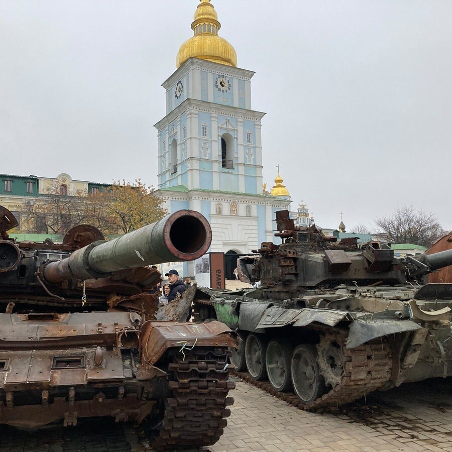 Panzer vor einer Kirche in der Ukraine. © dpa Foto: Friedemann Kohler