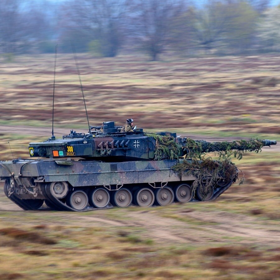 Ein deutscher Panzer vom Typ Leopard IIA6 vom Panzerbataillon 414 fährt während einer Übung auf dem Truppenübungsplatz des Gefechtsübungszentrums des Heeres in der Colbitz-Letzlinger Heide. © picture alliance/dpa/dpa-Zentralbild Foto: Klaus-Dietmar Gabbert