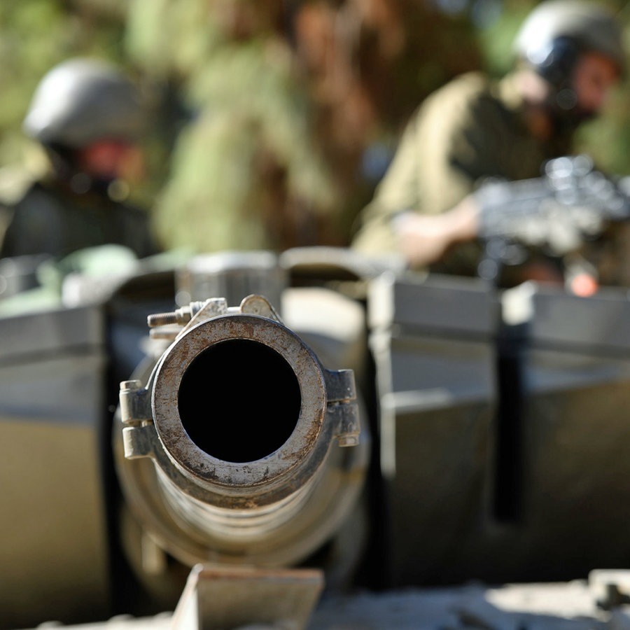 Israelische Soldaten arbeiten auf einem Merkava-Panzer in einer Stellung im Norden Israels an der Grenze zum Libanon. © Xinhua/dpa Foto: Ayal Margolin