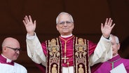 Der neu gewählte Papst Leo XIV., US-Amerikaner Robert Prevost, erscheint auf dem Balkon des Petersdoms im Vatikan. © picture alliance Foto: Andrew Medichini