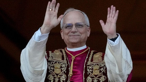 Der neu gewählte Papst Leo XIV. grüßt nach dem Konklave auf dem Balkon des Petersdoms. © Andrew Medichini/AP/dpa +++ dpa-Bildfunk +++ Foto: Andrew Medichini