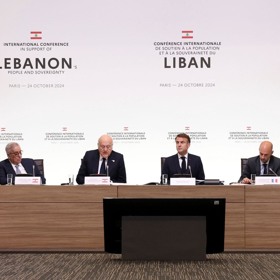 Frankreichs Präsident Emmanuel Macron (M), Libanons Premierminister Nadschib Mikati (2.v.l), Libanons Außenminister Abdallah Bou Habib (l), Frankreichs Außenminister Jean-Noel Barrot (2.v.r) und Frankreichs Verteidigungsminister Sebastien Lecornu (r) nehmen an einer internationalen Konferenz für den Libanon in Paris teil. © picture alliance/dpa/AFP POOL via AP | Alain Jocard Foto:  Alain Jocard