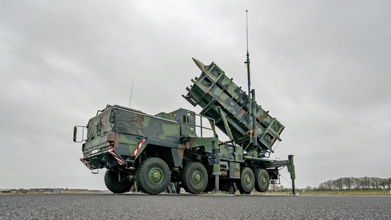 Ein gefechtsbereites Flugabwehrraketensystem vom Typ "Patriot" des Flugabwehrraketengeschwaders 1 der Bundeswehr steht auf dem Flugfeld des Militärflughafens Schwesing (Schleswig-Holstein). © dpa Foto: Axel Heimken