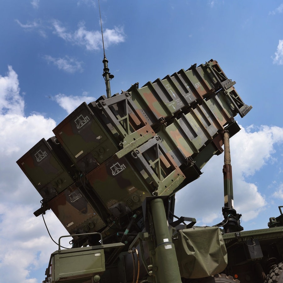 Ein Startgerät des Flugabwehrraketensystems Patriot steht beim Tag der Bundeswehr auf dem Fliegerhorst. © picture alliance Foto:  Karl-Josef Hildenbrand