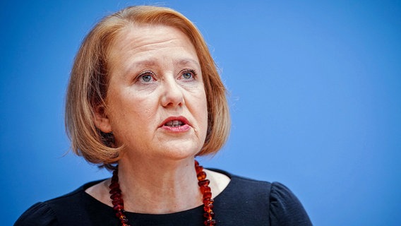 Lisa Paus (Bündnis 90/Die Grünen), Bundesministerin für Familie, Senioren, Frauen und Jugend, bei einer Pressekonferenz. © dpa bildfunk Foto: Kay Nietfeld