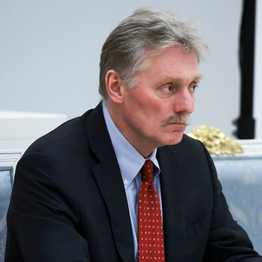 Ein Porträtbild von Kreml-Sprecher Dmitri Peskow (Archivbild). © AP/dpa Foto: Vyacheslav Prokofyev