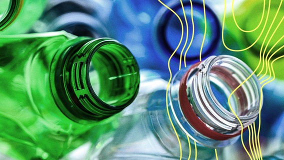Leere farbige Getränkeflaschen. Wiederverwertbarer Plastikmüll. © picture alliance 