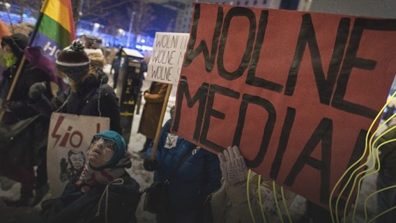 Warschau, Polen: Eine Demonstrantin hält während des Protests ein Plakat mit der Aufschrift "Freie Medien!" © picture alliance Foto: Attila Husejnow