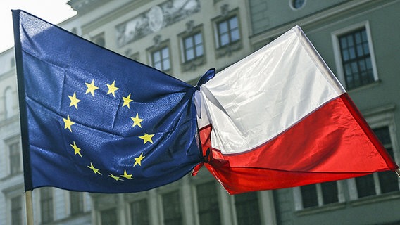 Die Flaggen von Polen und der EU wehen nebeneinander. © dpa Foto: Beata Zawrzel