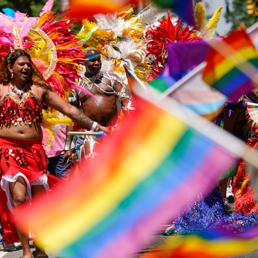 Teilnehmer der Gay Pride Parade in New York © picture alliance / ASSOCIATED PRESS Foto: Mary Altaffer