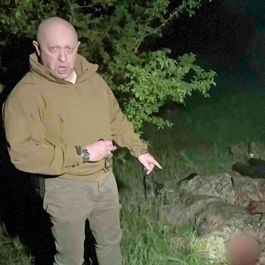 Dieses Standbild aus einem vom Prigozhin-Pressedienst veröffentlichten Video, steht der Chef russischen Söldnergruppe Wagner, Jewgeni Prigoschin,  vor mehreren Leichen, die an einem nicht genannten Ort auf dem Boden liegen. © Prigozhin Press Service/AP/dpa Foto: Prigozhin Press Service