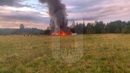 : Dieses Bild aus einem von
Ostoroschno Nowosti veröffentlichten Video zeigt die
Absturzstelle eines Privatjets in der Nähe des Dorfes
Kuschenkino in der Region Twer. © picture alliance Foto: Ostorozhno Novost