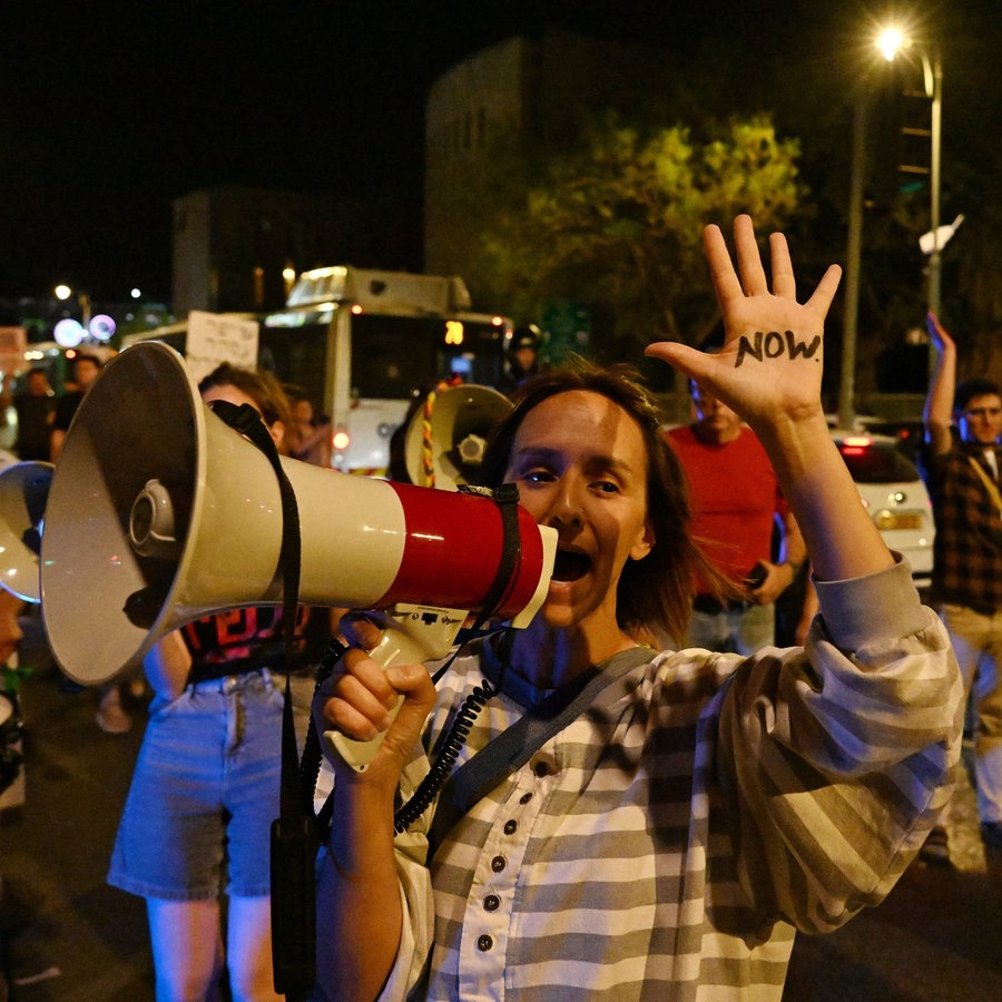 Menschen protestieren in Jerusalem für die Freilassung der im Gaza-Streifen gefangengehaltener Geiseln. © picture alliance Foto: picture alliance / newscom | DEBBIE HILL