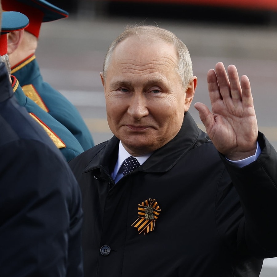 Der russische Prädident Putin besucht die Militärparade am Gedenktag zum Ende des Zweiten Welkriegs. © picture alliance Foto:  Sefa Karacan