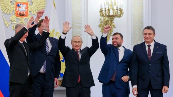 Wladimir Saldo, Wladimir Putin, Denis Pushilin und Leonid
Pasechnik verkünden die Annexion ukrainischer Gebiete. © picture alliance Foto: Mikhail Metzel